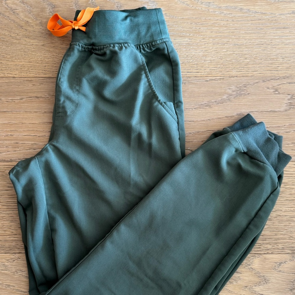 FIGS Women’s High Waisted Zamora Jogger Scrub Pants in Moss